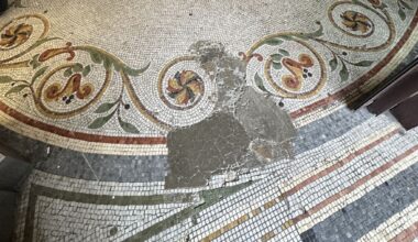 Détériorée par le passage des livreurs, une mosaïque historique à l'entrée d'un Franprix de Paris en péril