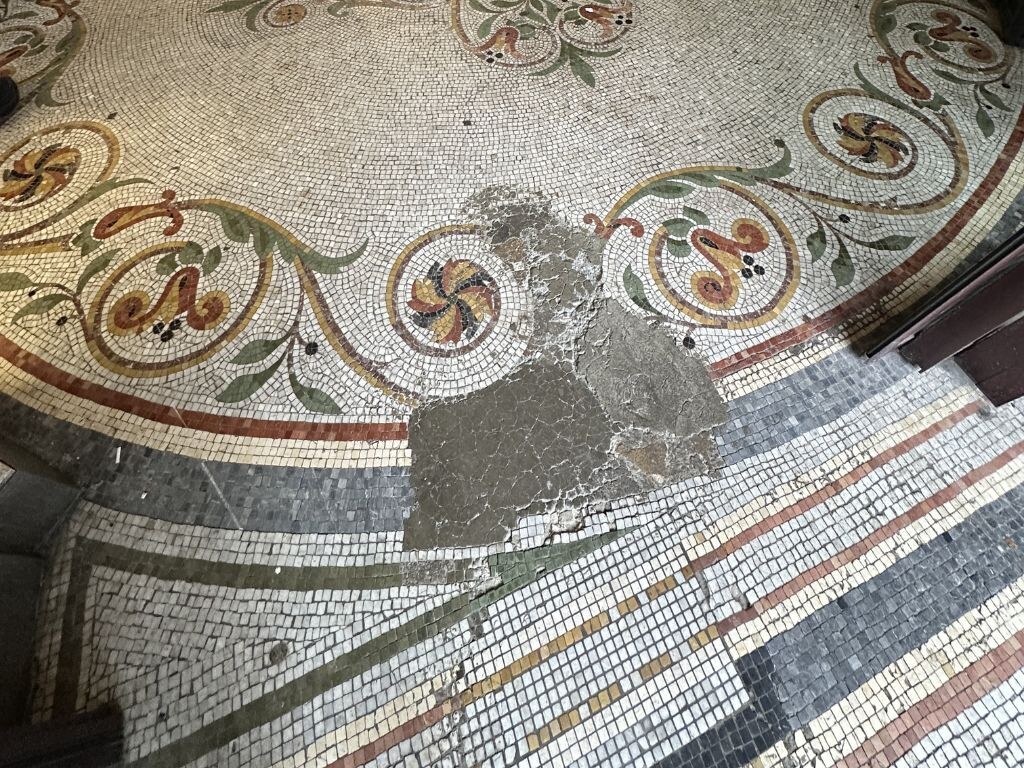 Détériorée par le passage des livreurs, une mosaïque historique à l'entrée d'un Franprix de Paris en péril