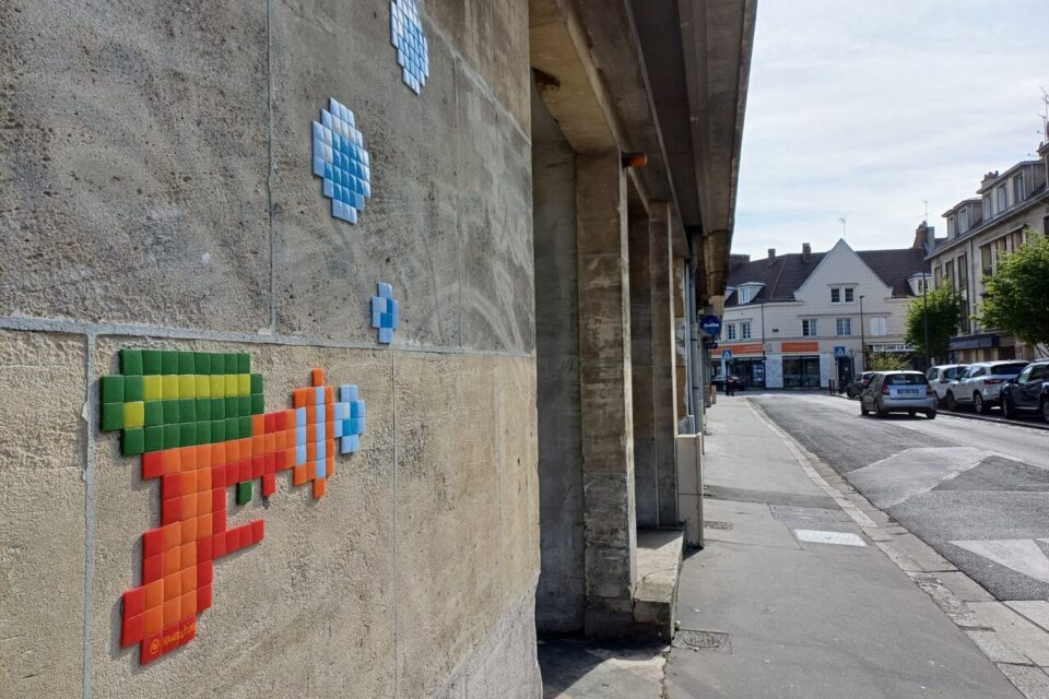 Près de la place Jeanne-Hachette, l'artiste a installé une mosaïque représentant un pistolet à bulles.
