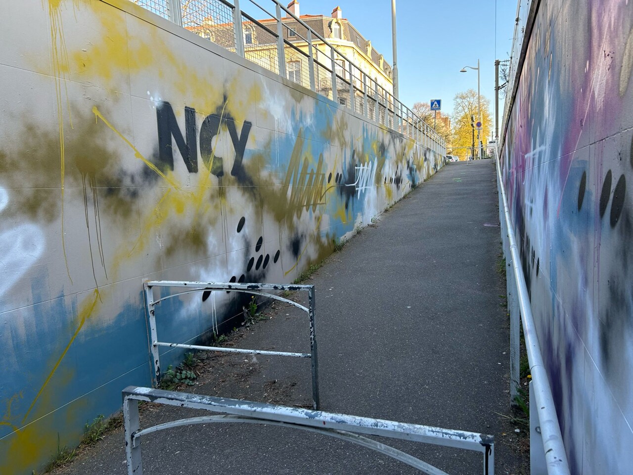 glauque et envahi de messages haineux, ce tunnel fréquenté accueille une œuvre d'art