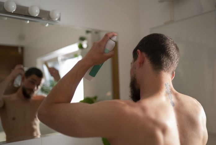 nouveau traitement contre la calvitie pharmacie france Ma Santé Un homme qui utilise le nouveau traitement contre la calvitie, le Fincrezo.