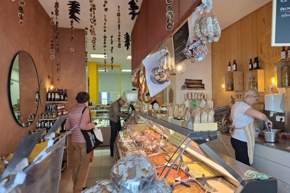 Outre la célèbre pissaladière, ce traiteur propose divers produits locaux.