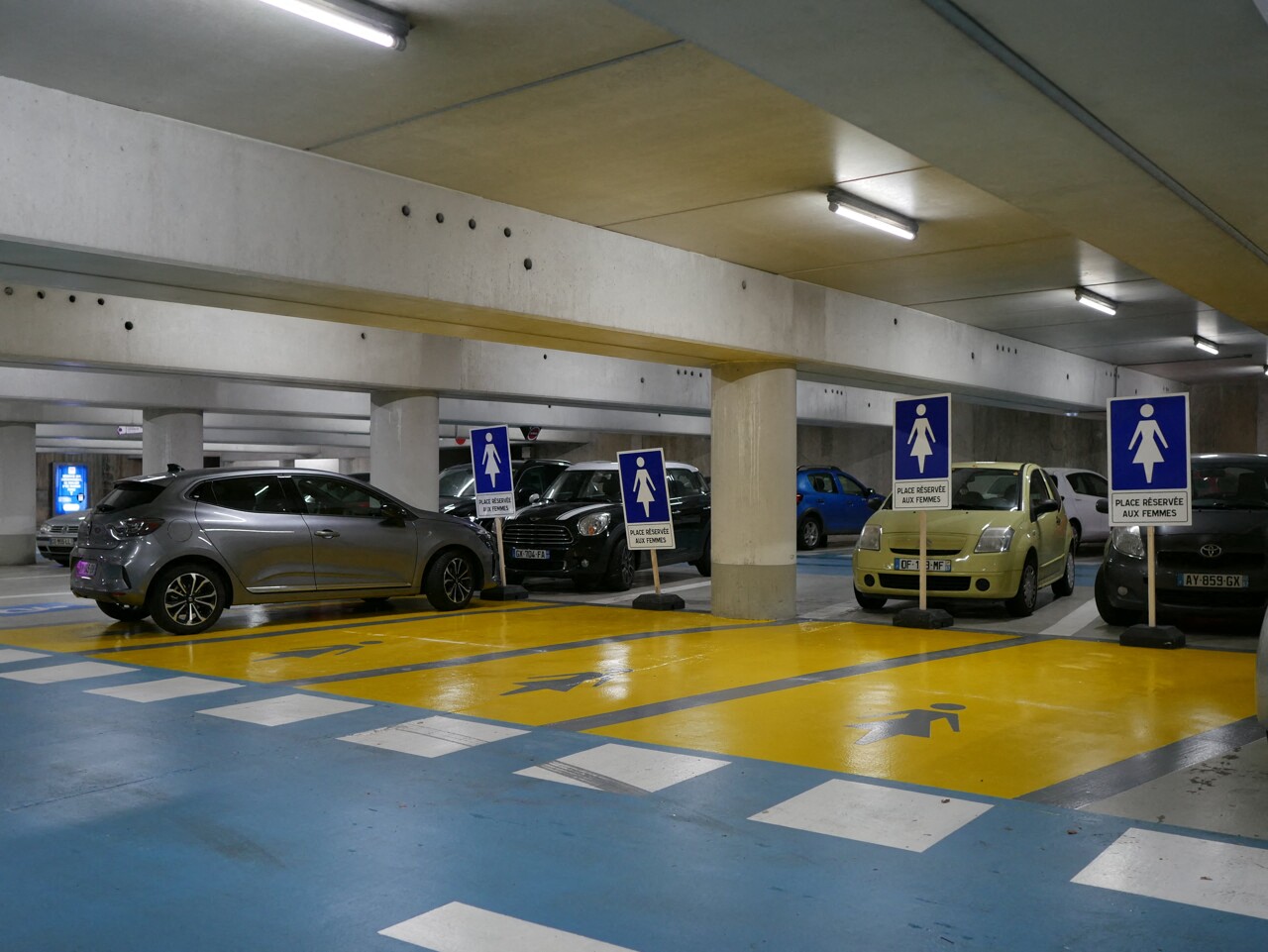 Paris pourrait expérimenter les places de parking réservées aux femmes