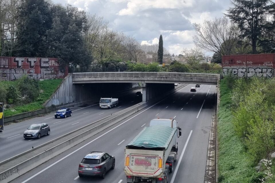 Ce pont sur le périphérique de Toulouse, qui supporte un parc public, va faire l'objet de travaux de rénovation, sur un secteur très fréquenté de l'A64.