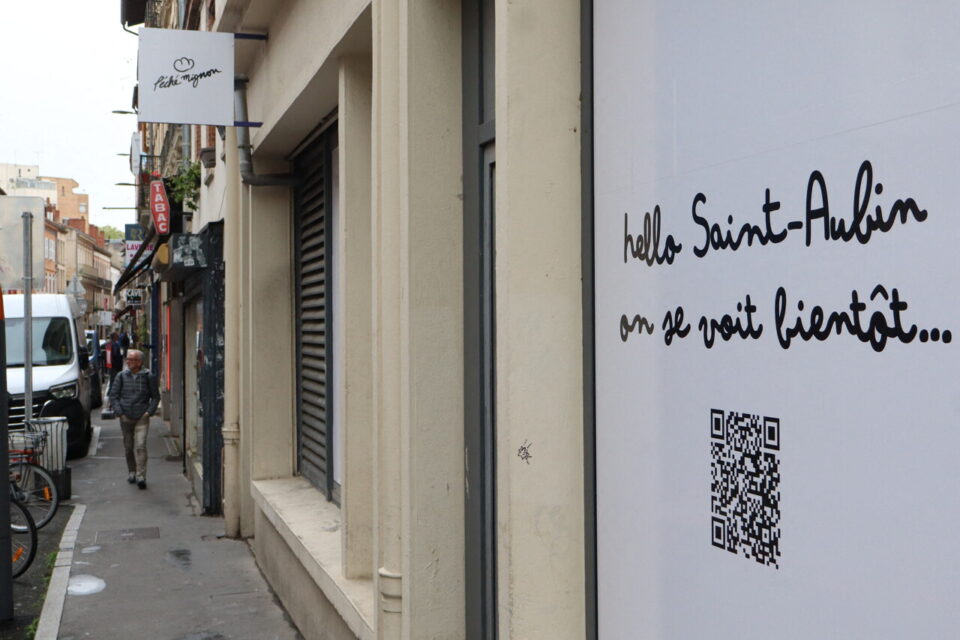 Une intrigante vitrine blanche à Saint-Aubin annonce discrètement la venu prochaine de la boulangerie. 