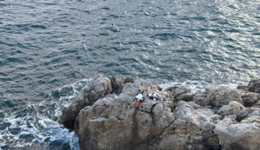 Nice. Des peluches (trop mignonnes) posées sur ses rochers au bord de mer