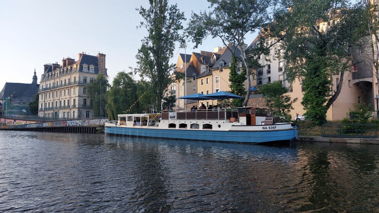 Rennes. Après l'intervention des pompiers pour une grosse fuite d'eau, la péniche La Musette a rouvert