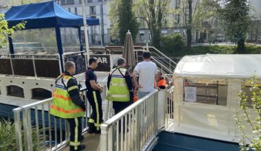de l'eau pénètre dans cette péniche qui "commence à pencher", les pompiers sur place