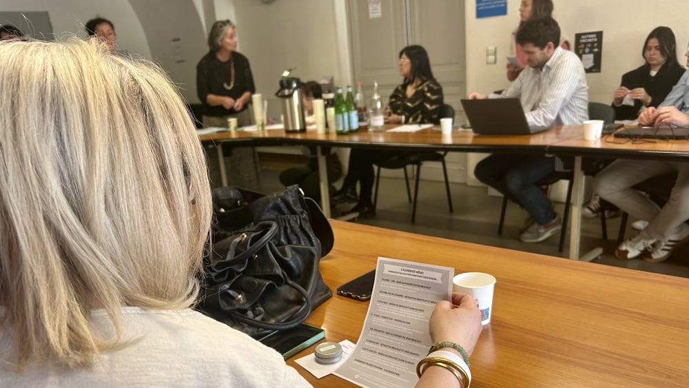 Bracelet au poignet, les équipes municipales de Marseille font la chasse aux perturbateurs endocriniens