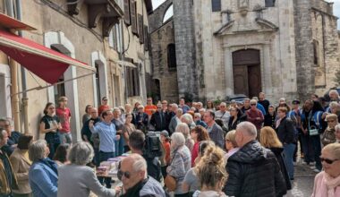 Bourg-Saint-Andéol. Une chaîne humaine de 200 personnes pour déménager les livres de la librairie