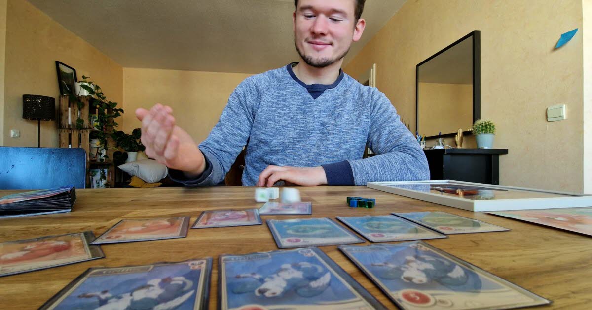 Strasbourg. Vous avez aimé Pokémon ? Vous allez adorer Sfæra, le jeu de cartes de Jean-Baptiste Casbonne