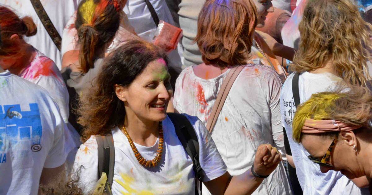 un lancer de couleurs pour célébrer l'arrivée du printemps