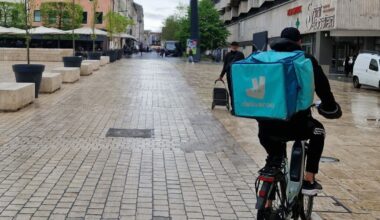 un arrêté de la mairie interdit une douzaine de rues aux livreurs Uber et Deliveroo