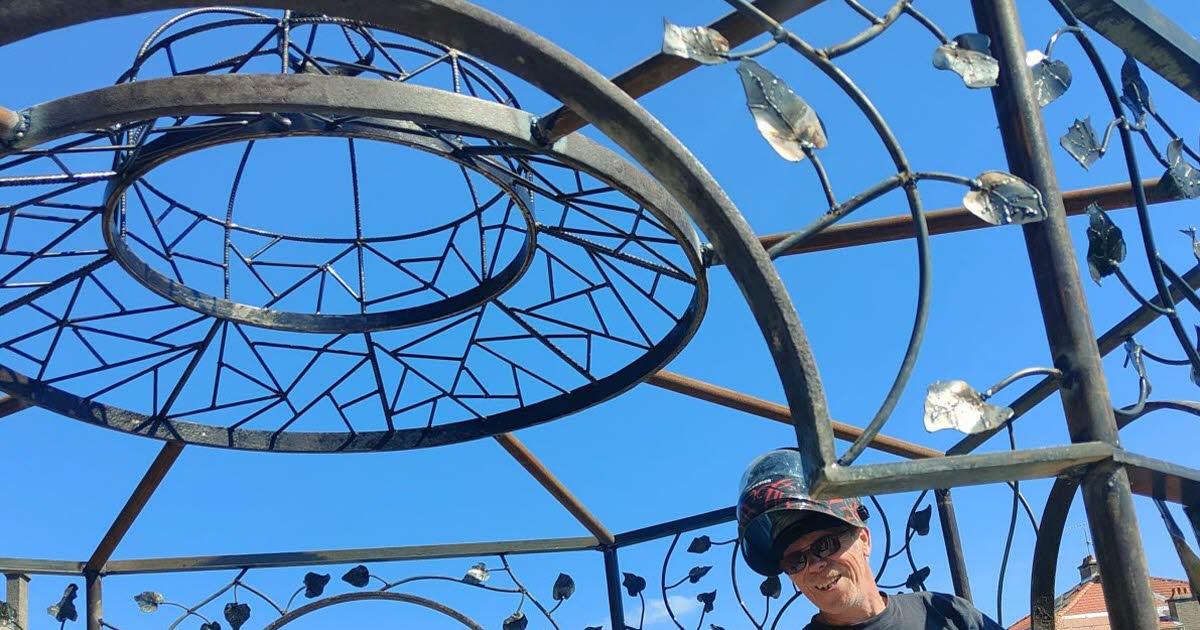 Laxou. Le parc de la mairie reçoit une gloriette, futur décor pour les mariés