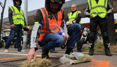 Bas-Rhin. Des motards signalent les nids-de-poule avec des œufs de Pâques