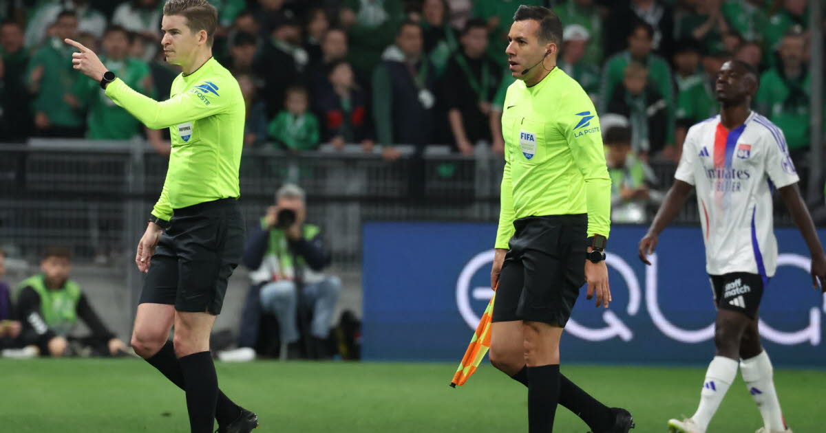 l'arbitre porte plainte, le supporter stéphanois convoqué par la justice en octobre