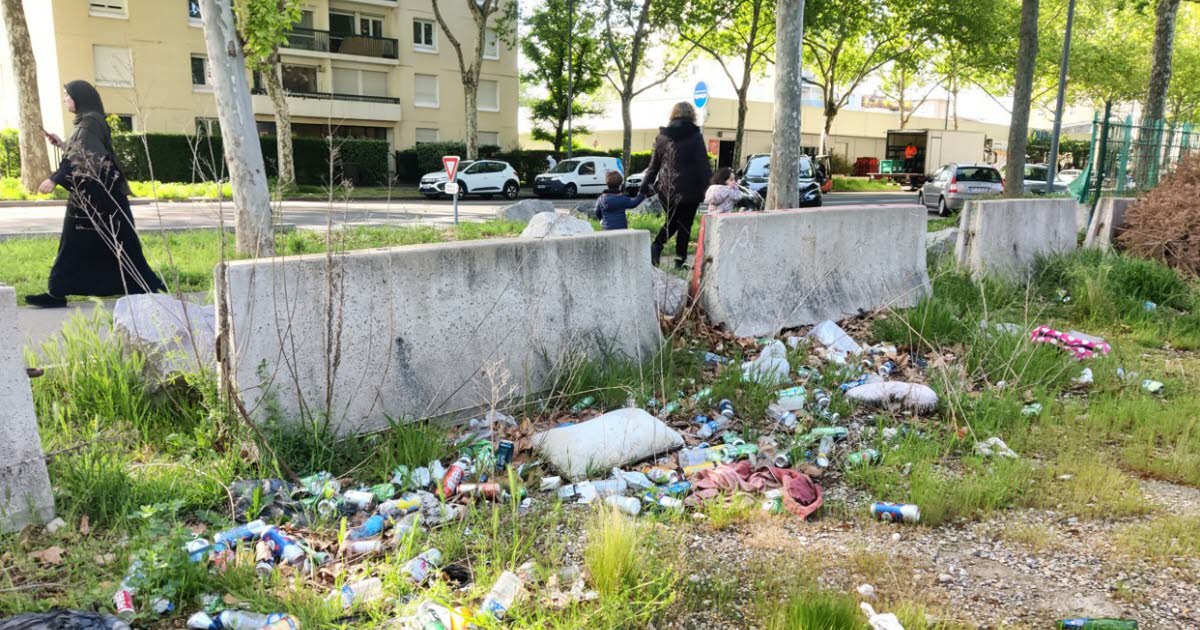 une décharge sauvage tapissée de verre à deux pas d’une crèche