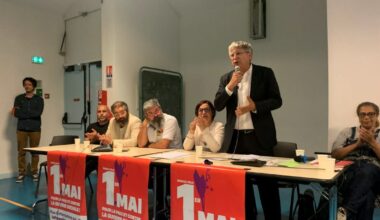 Éric Coquerel en réunion publique à Grenoble dédiée aux plans de licenciements