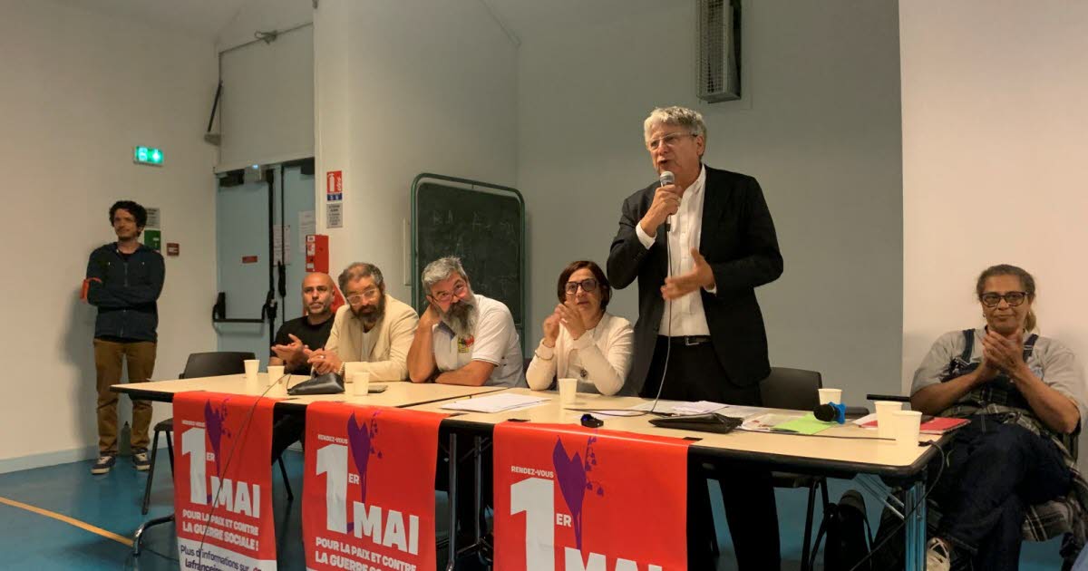 Éric Coquerel en réunion publique à Grenoble dédiée aux plans de licenciements