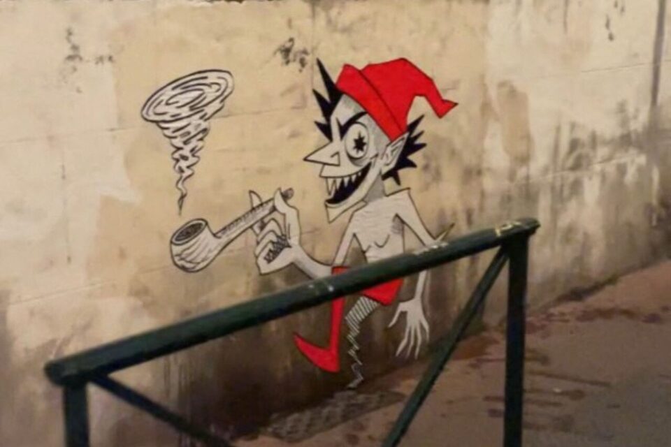 Oeuvre de Staci avec de la couleur dans une rue de Toulouse