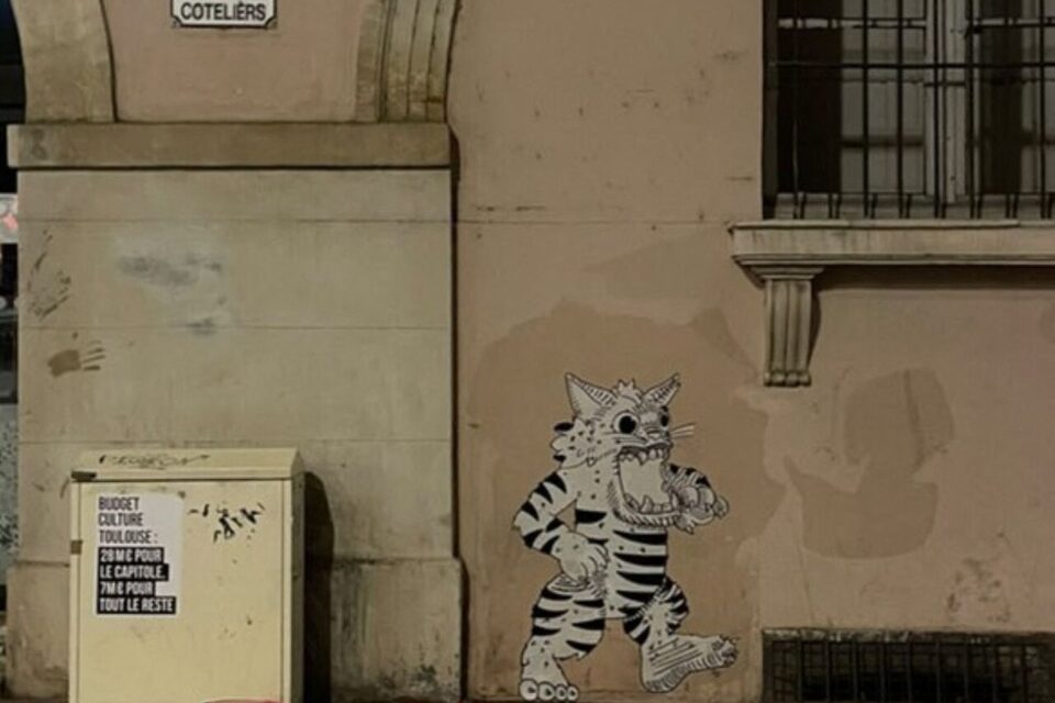 Oeuvre de Staci collée dans la rue des Couteliers à Toulouse