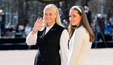 La princesse Ingrid Alexandra accueille la présidente islandaise pour sa première visite d'État aux côtés de ses parents et grands-parents