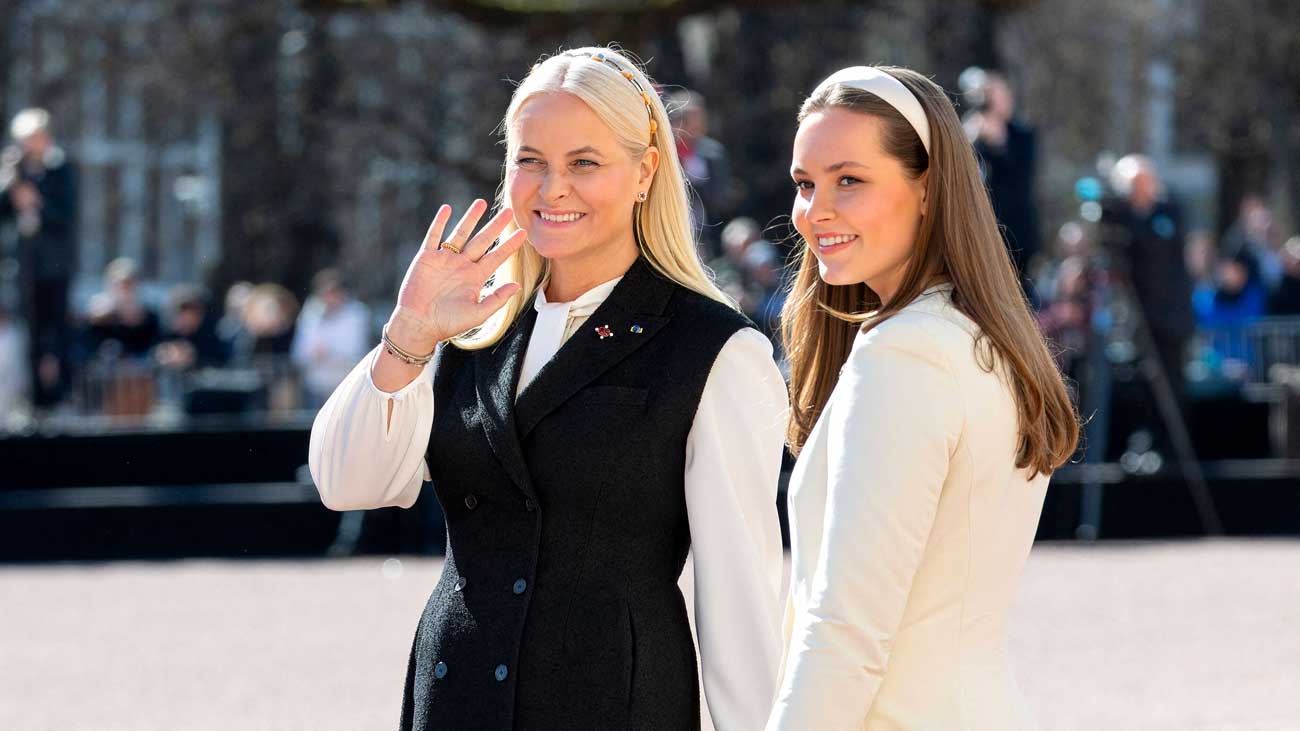 La princesse Ingrid Alexandra accueille la présidente islandaise pour sa première visite d'État aux côtés de ses parents et grands-parents
