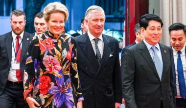 La reine Mathilde porte sa libellule en saphirs au dîner d'État au Vietnam