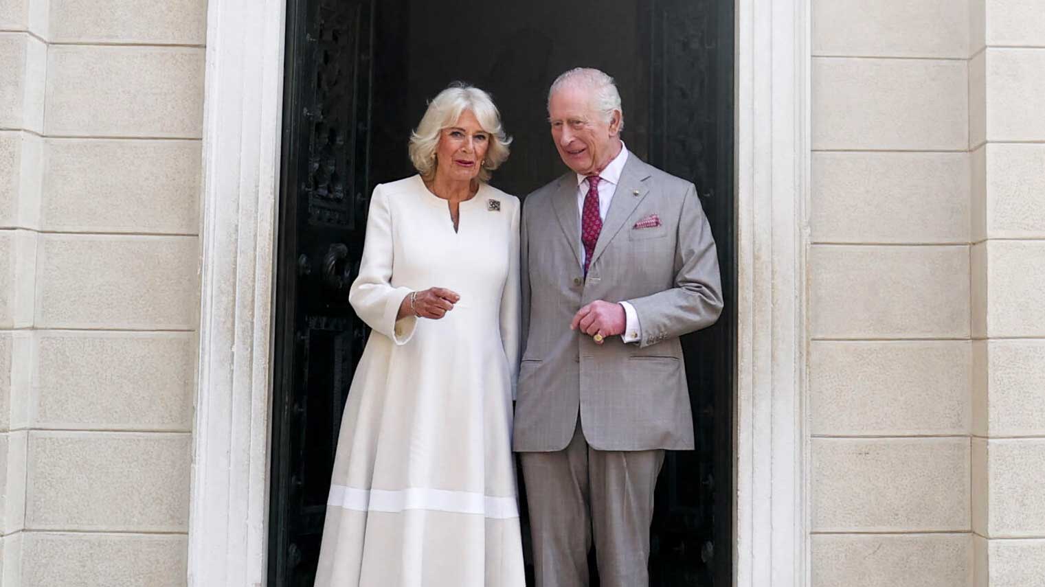 Le roi Charles III et la reine Camilla visitent le tombeau de Dante à Ravenne avant de quitter l'Italie