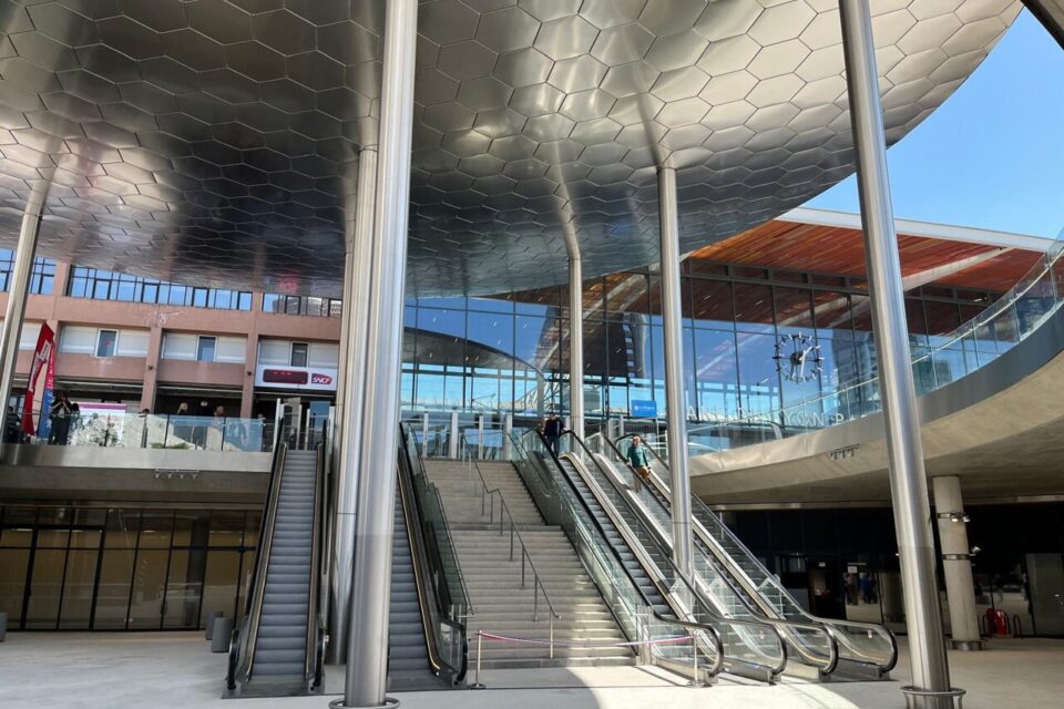 Les escalators et escaliers de la place basse qui permettent d'accéder à la gare SNCF de Lyon Part-Dieu.
