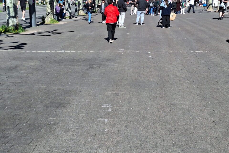 La délimitation peut prendre différentes formes selon le site. Voici celle en vigueur place Broglie, par exemple.