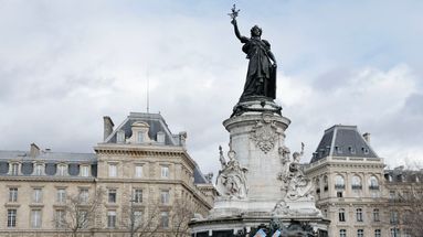 Manifestation sur la place de la République à Paris contre l'extrême droite