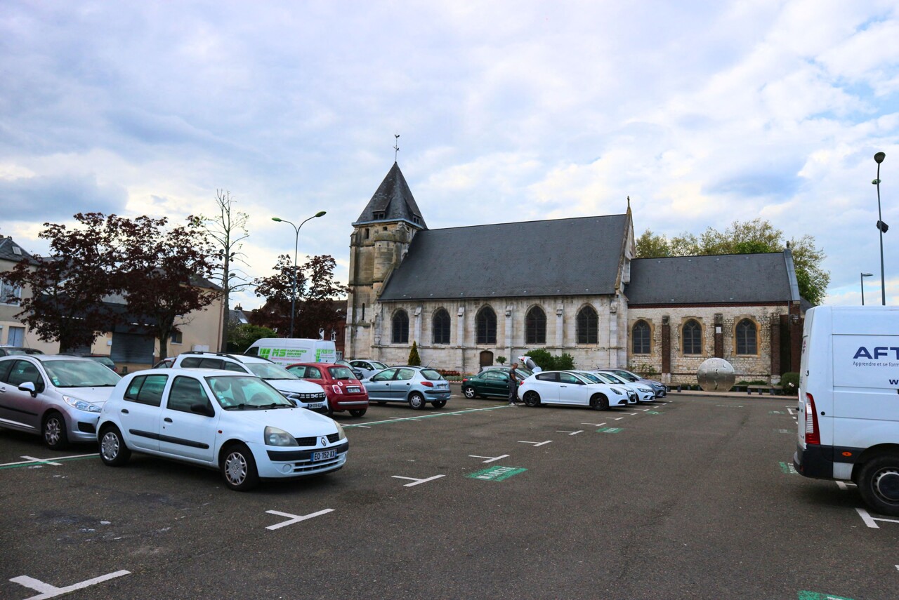 Saint-Étienne-du-Rouvray. Plus verte mais toujours avec du stationnement, la place de l'église bientôt refaite