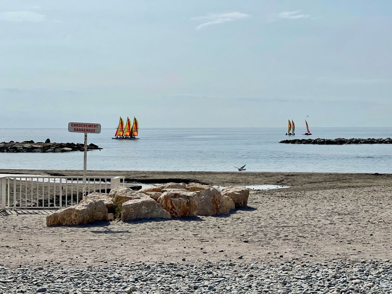 Près de Nice. Ce site en bord de mer est sous le coup d'un scandale, la baignade interdite