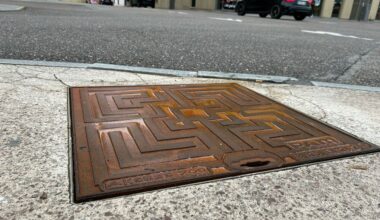 Installées depuis 15 jours à Nancy, ces plaques d'égout sont déjà rouillées : on vous explique pourquoi