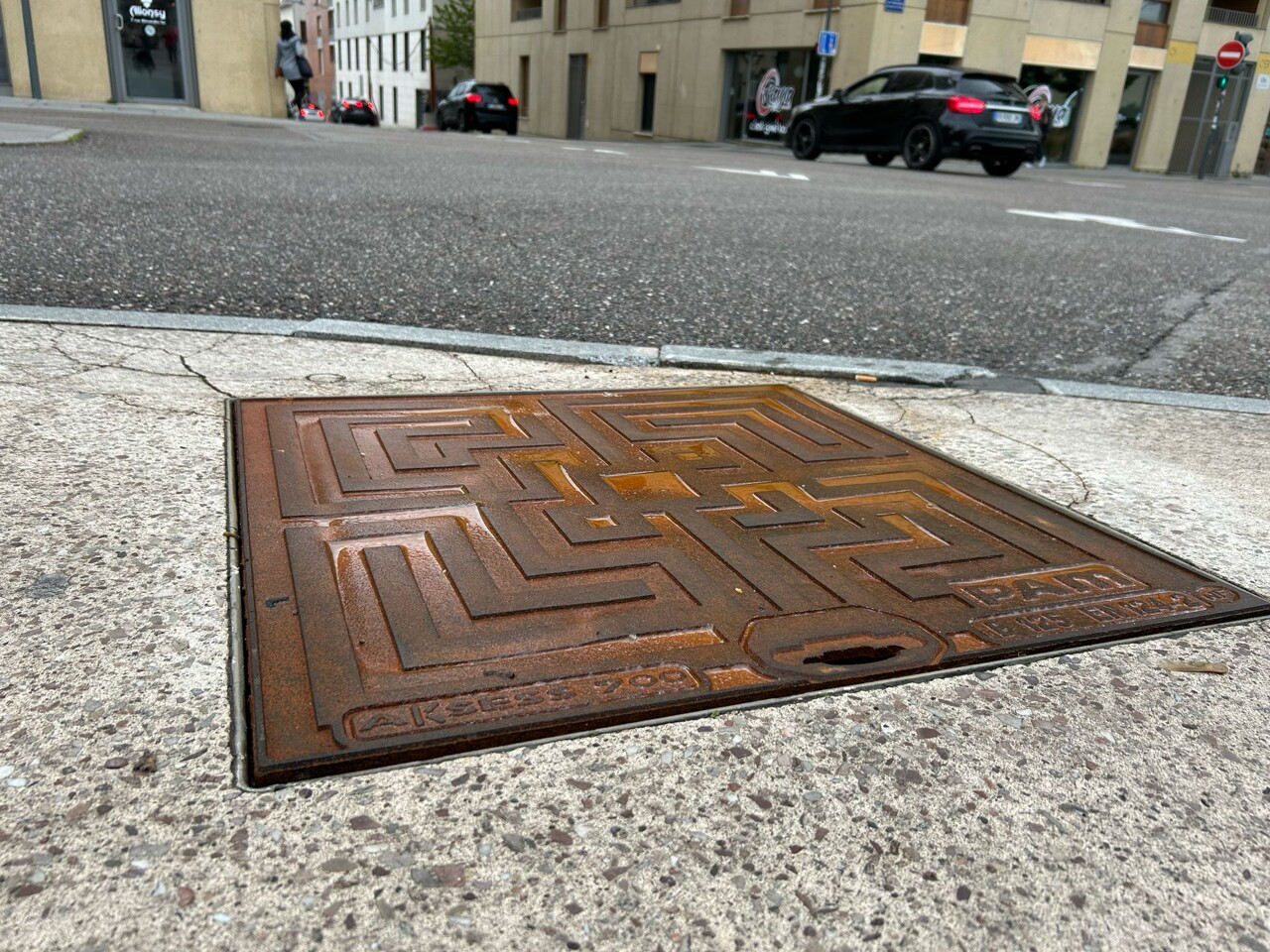 Installées depuis 15 jours à Nancy, ces plaques d'égout sont déjà rouillées : on vous explique pourquoi