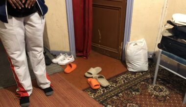 Réfugiées dans un squat à Marseille et "sans solution", des familles de migrants sous le coup d'une expulsion
