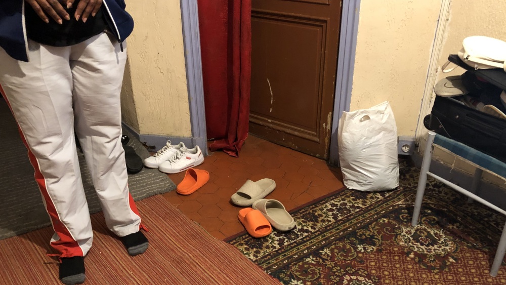Réfugiées dans un squat à Marseille et "sans solution", des familles de migrants sous le coup d'une expulsion