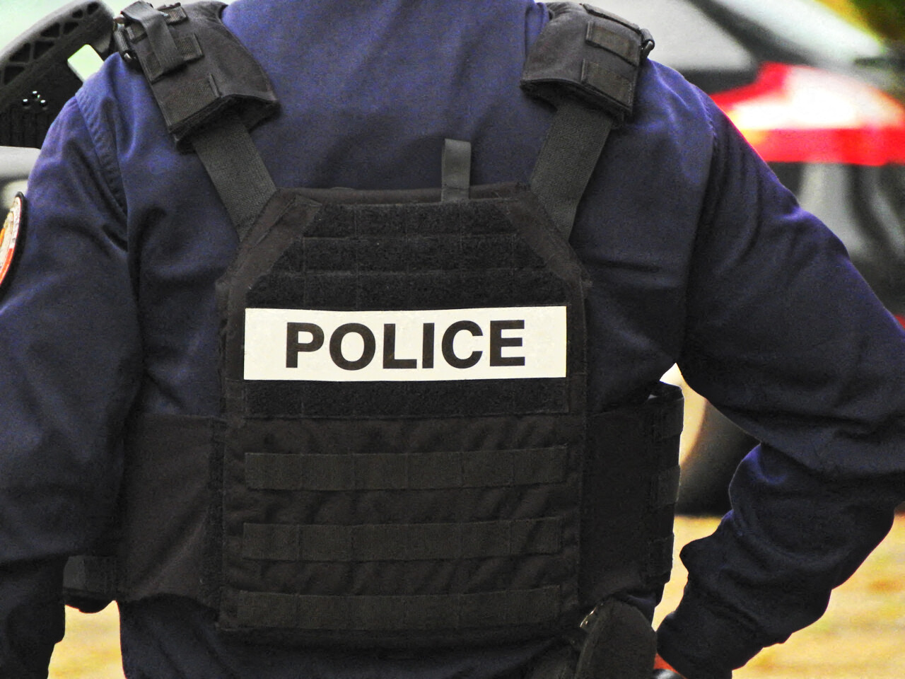 une femme agressée dans une cour d'immeuble, une enquête pour mutilation ouverte
