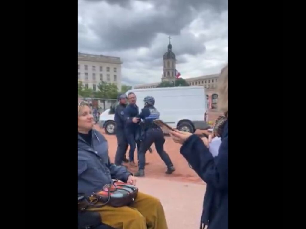 Lyon. Un candidat aux municipales agressif avec une élue évacué par la police à Bellecour