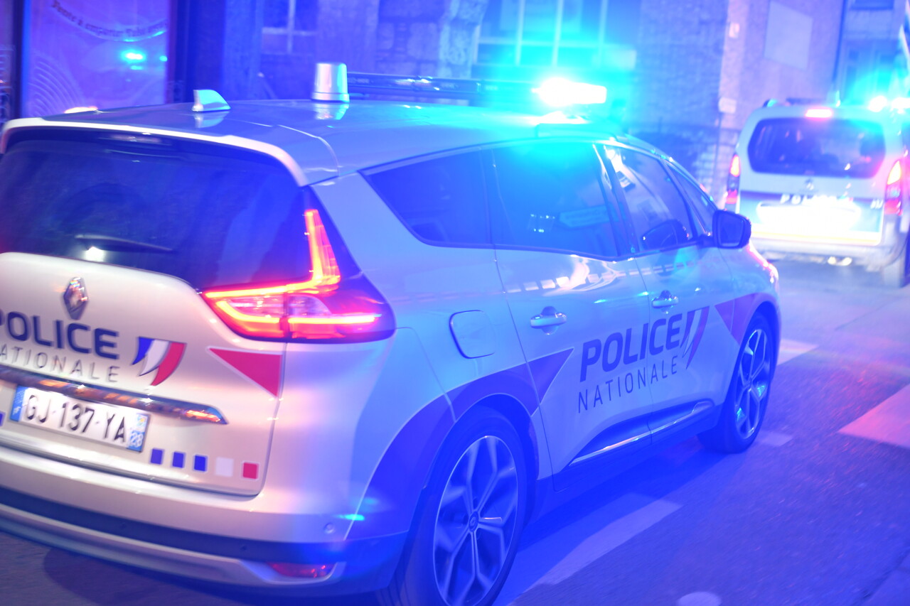 un homme suspecté d’avoir tué sa compagne d’un coup de pied dans la tête mis en examen