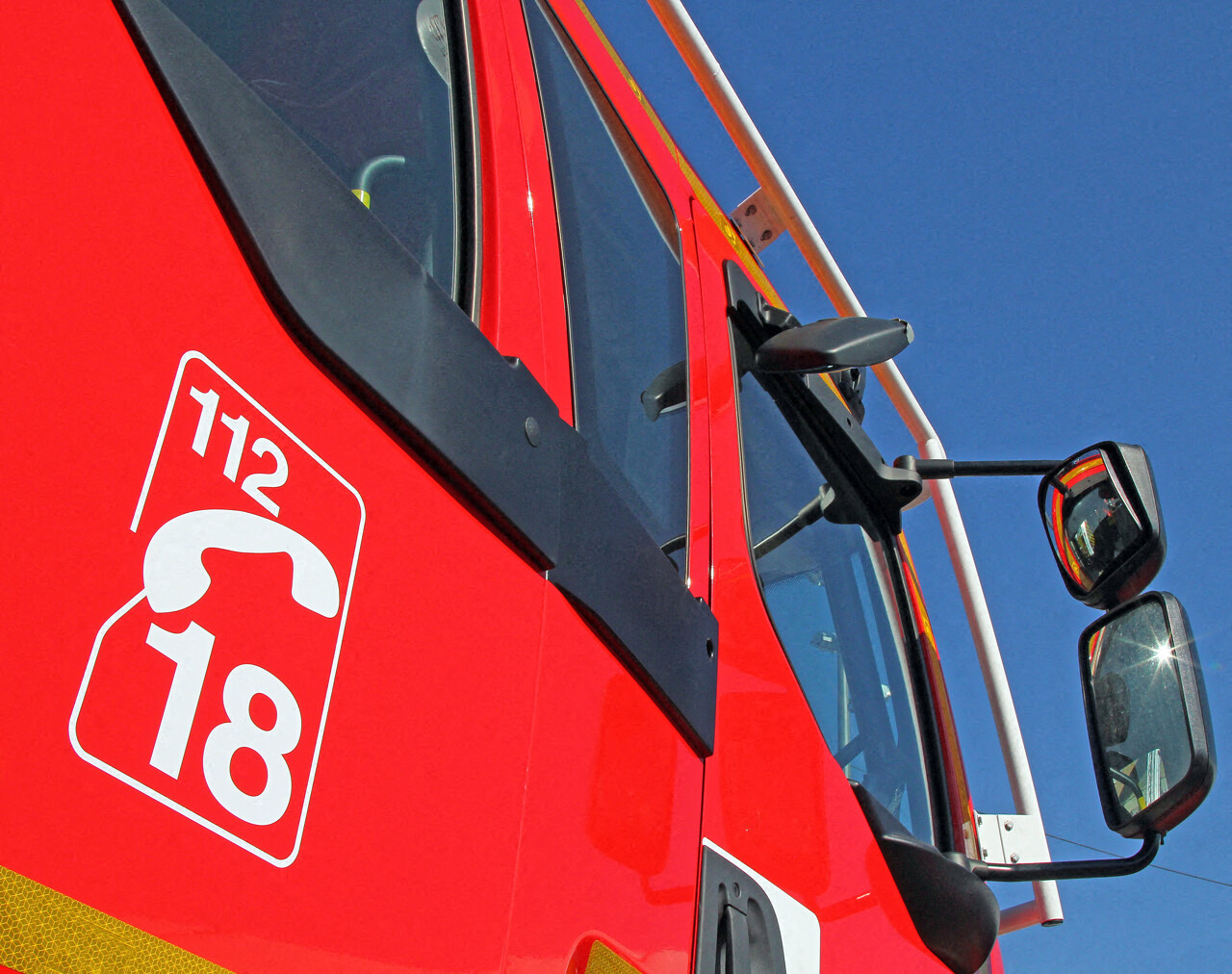 une maison ravagée par les flammes, un chat retrouvé mort