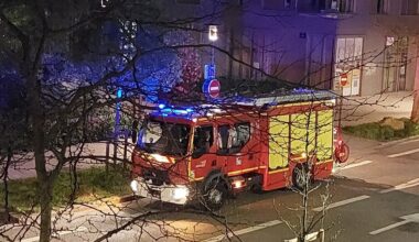 une voiture bélier prend feu devant un magasin, les pompiers sont intervenus