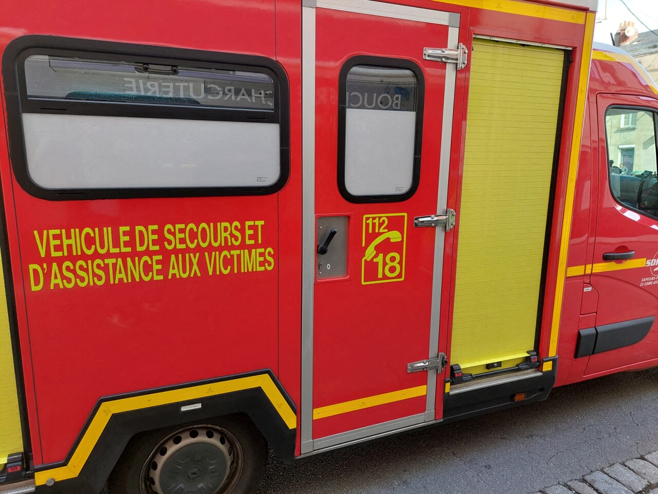 un jeune de 23 ans victime de trois coups de couteau après avoir défendu une amie