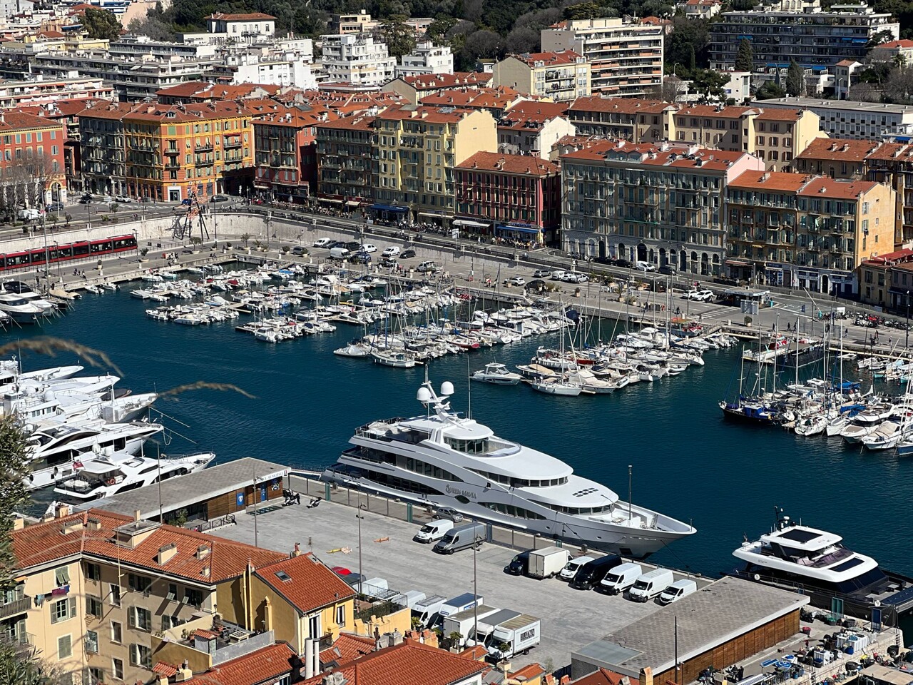 Nice. Un immense rassemblement de voitures dans ce quartier, voici pourquoi