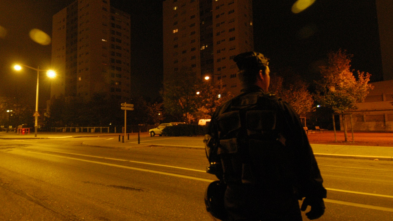 le vendeur de cigarettes met ses doigts dans les yeux du policier pour lui échapper