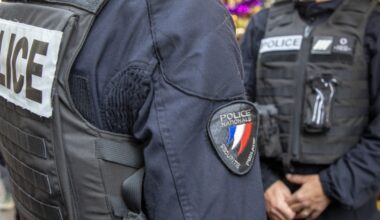 Il fait tomber sa sacoche contenant du cannabis sous le nez des policiers