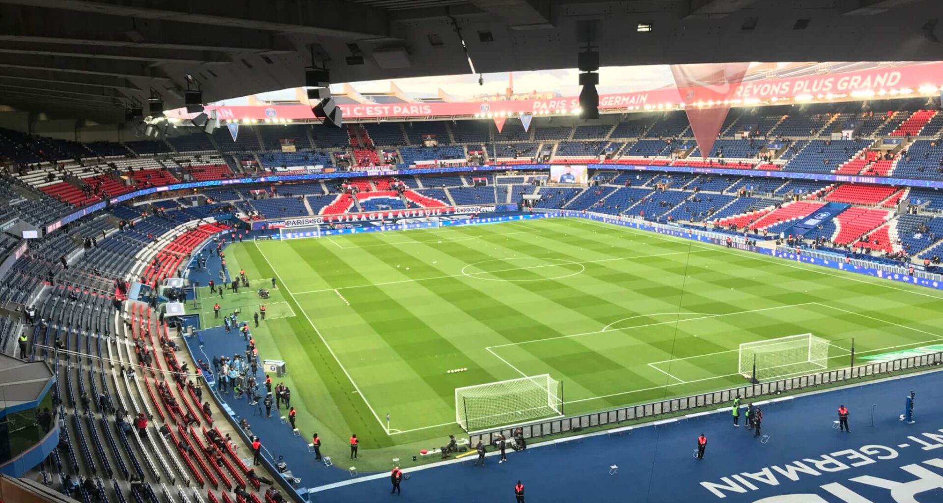 Ile-de-France : entre gags et coups de pub, le bal des prétendants pour accueillir le PSG