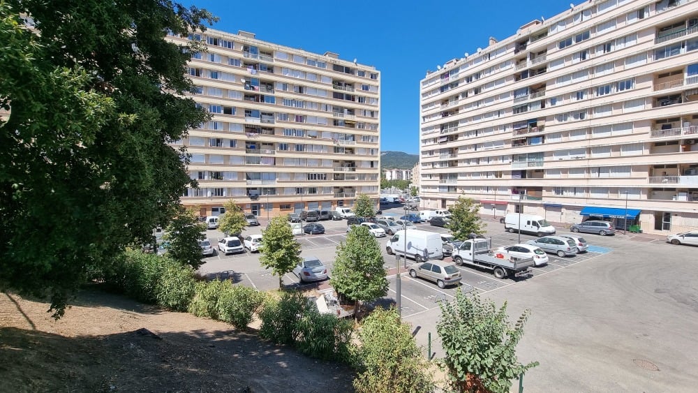 un homme placé en détention provisoire