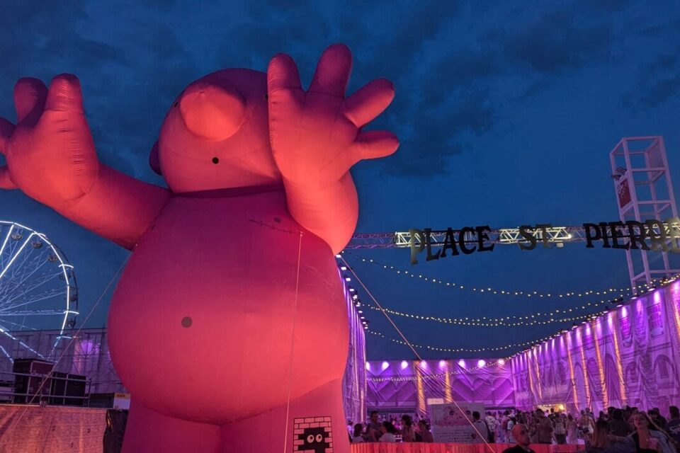 Peu de gens le savent, mais le bonhomme rose présent au Rose Festival est une œuvre de Philippe Katerine. 
